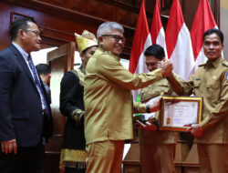 Menyerahkan Penghargaan