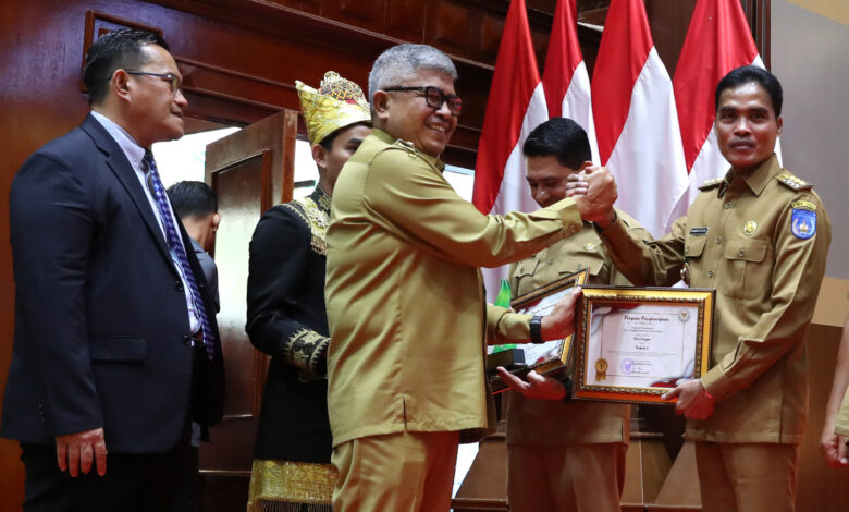 Menyerahkan Penghargaan